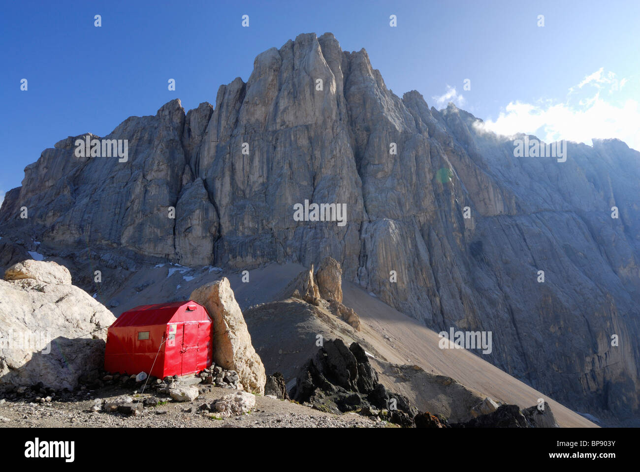 Schutzhütte Bivacco Bianco Marmolada-Südwand am Passo Ombretta, Dolomiten, Trentino-Alto Adige/Südtirol, Italien Stockfoto