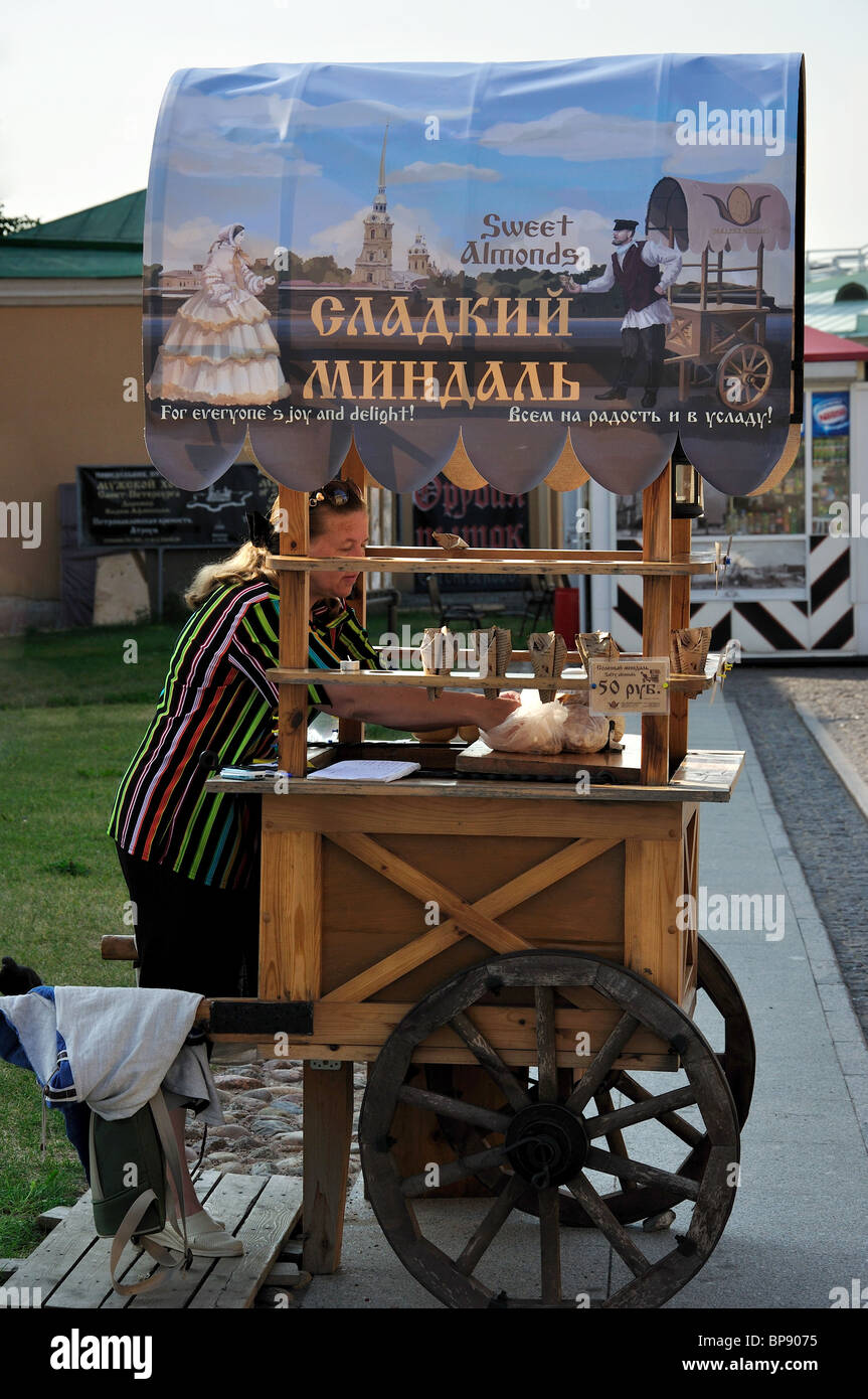 Süße Mandel stand, die Kathedrale St. Peter und Paul, Zayachy Insel, Sankt Petersburg, Russland Stockfoto