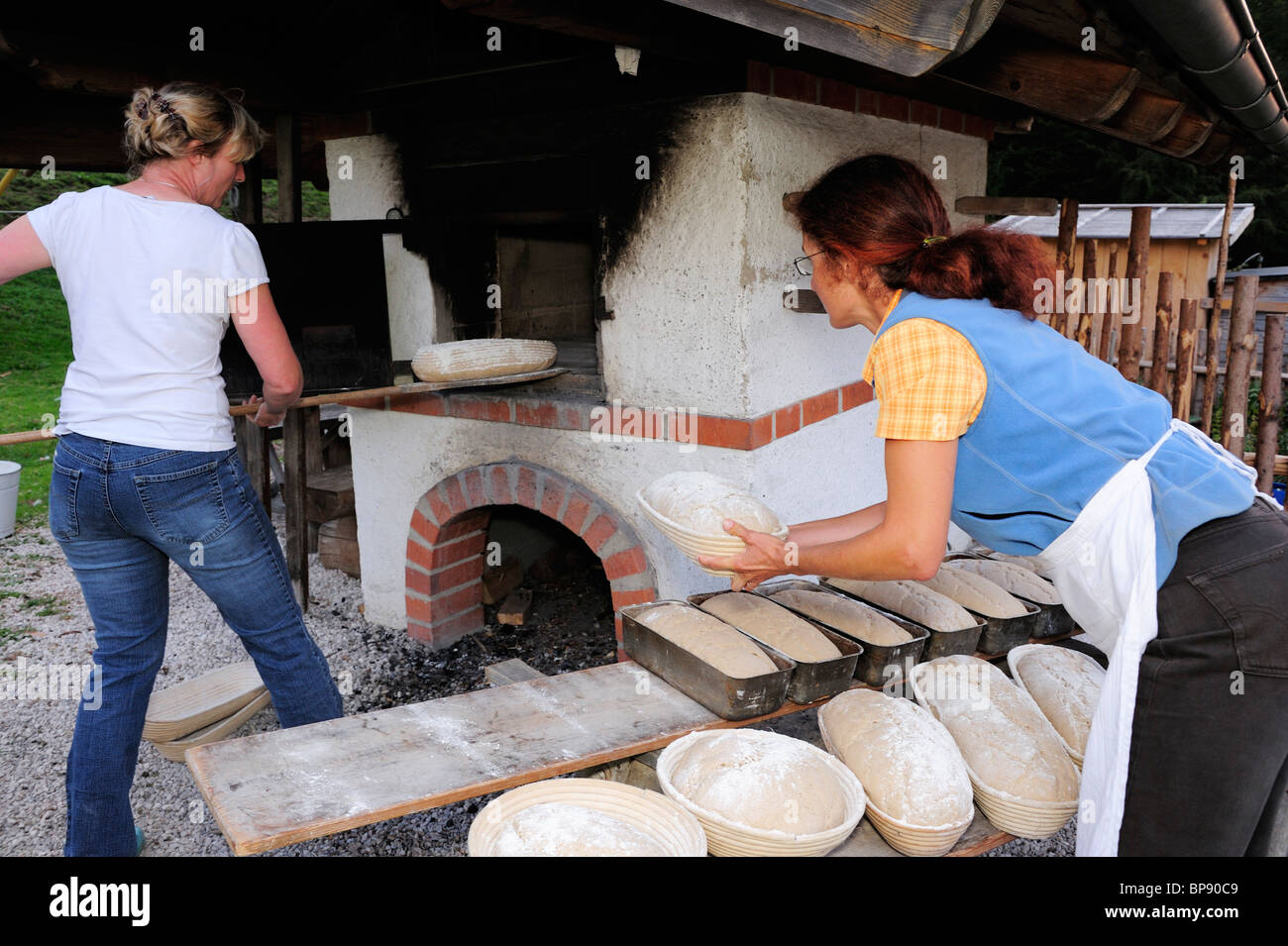Zwei Frauen backen Brot, Hefteralm, Chiemgauer Alpen, Upper Bavaria, Bavaria, Germany Stockfoto