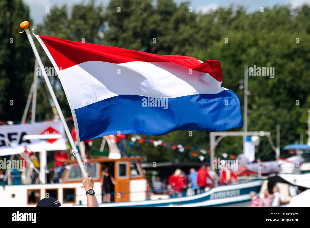 Niederländische Flagge geschwenkt, während der SAIL Amsterdam 2010 Stockfoto