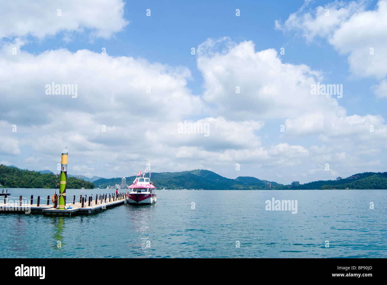 Anker Boote auf dem See, Sonne-Mond-See, Taiwan, Asien. Stockfoto
