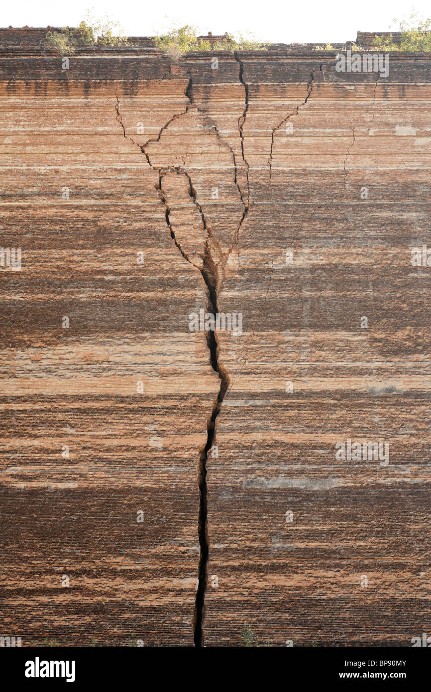 Einen großen Riss in der Wand von Mingun Paya. Myanmar Stockfoto