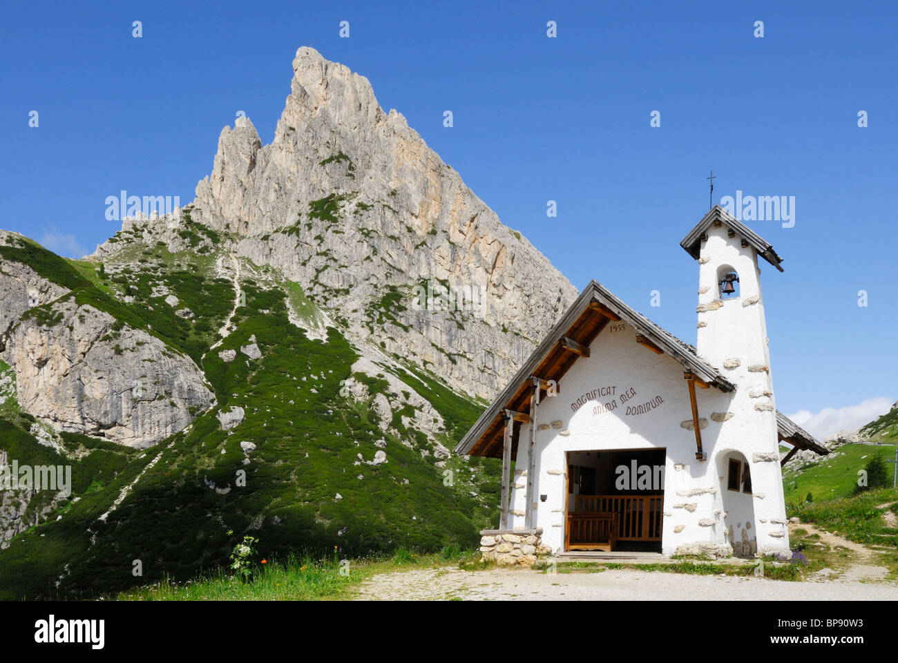 Kapelle am Falzarego Pass, Sasso di Stria in Hintergrund, Dolomiten, Veneto, Italien Stockfoto