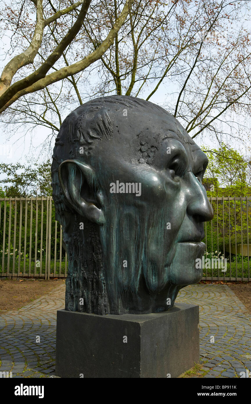 Outdoor-Foto, Frühling, Tag, Skulptur des Kopfes von Konrad Adenauer am Bundeskanzlerplatz im ehemaligen Regierungsviertel, Bo Stockfoto