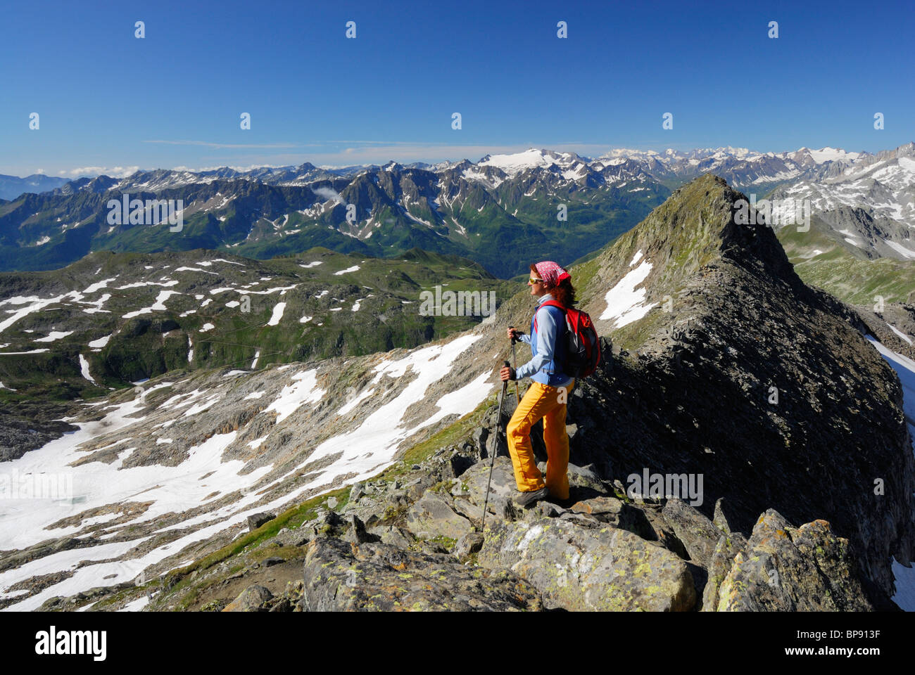 Frau genießen Blick über Westalpen, Gotthard Palette, Kanton Tessin, Schweiz Stockfoto