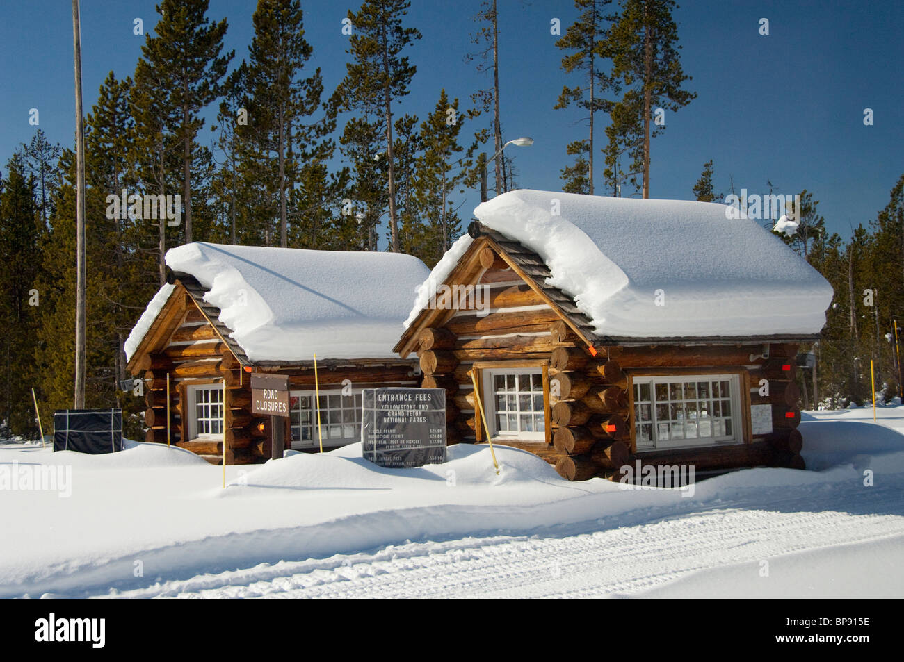USA, Wyoming. Yellowstone-Nationalpark. Winter-Ranger-Station-Tor im Winter. Stockfoto