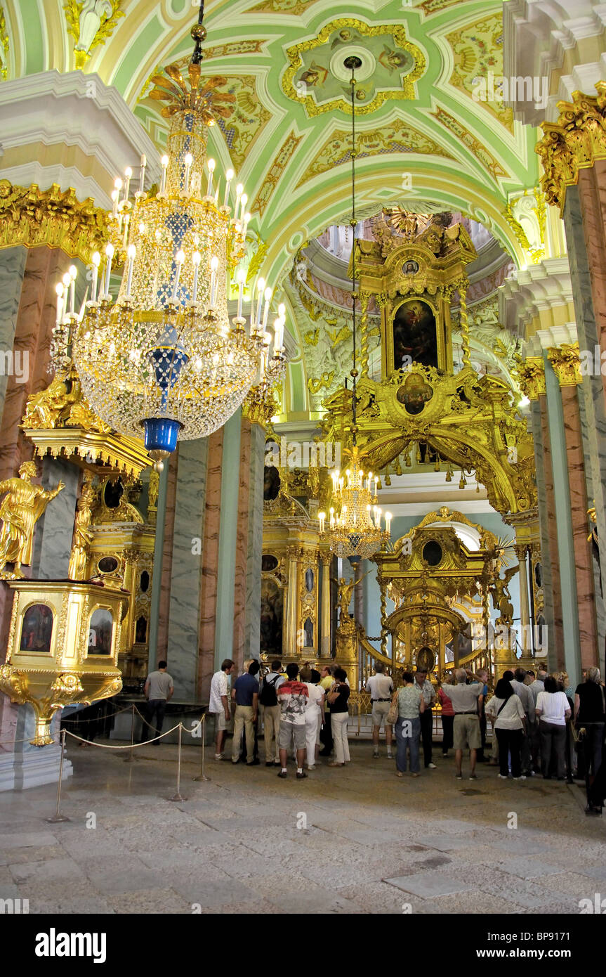 Inneren Mosaiken und Kronleuchtern, die Kathedrale St. Peter und Paul, Zayachy Insel, Sankt Petersburg, Russland Stockfoto