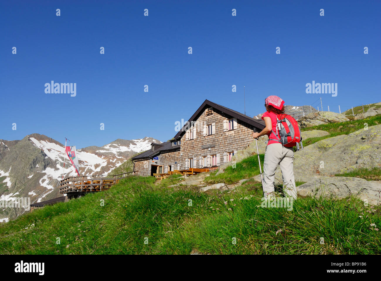 Weibliche Wanderer ankommen Magdeburger Hütte, Stubaier Alpen, Trentino-Alto Adige/Südtirol, Italien Stockfoto