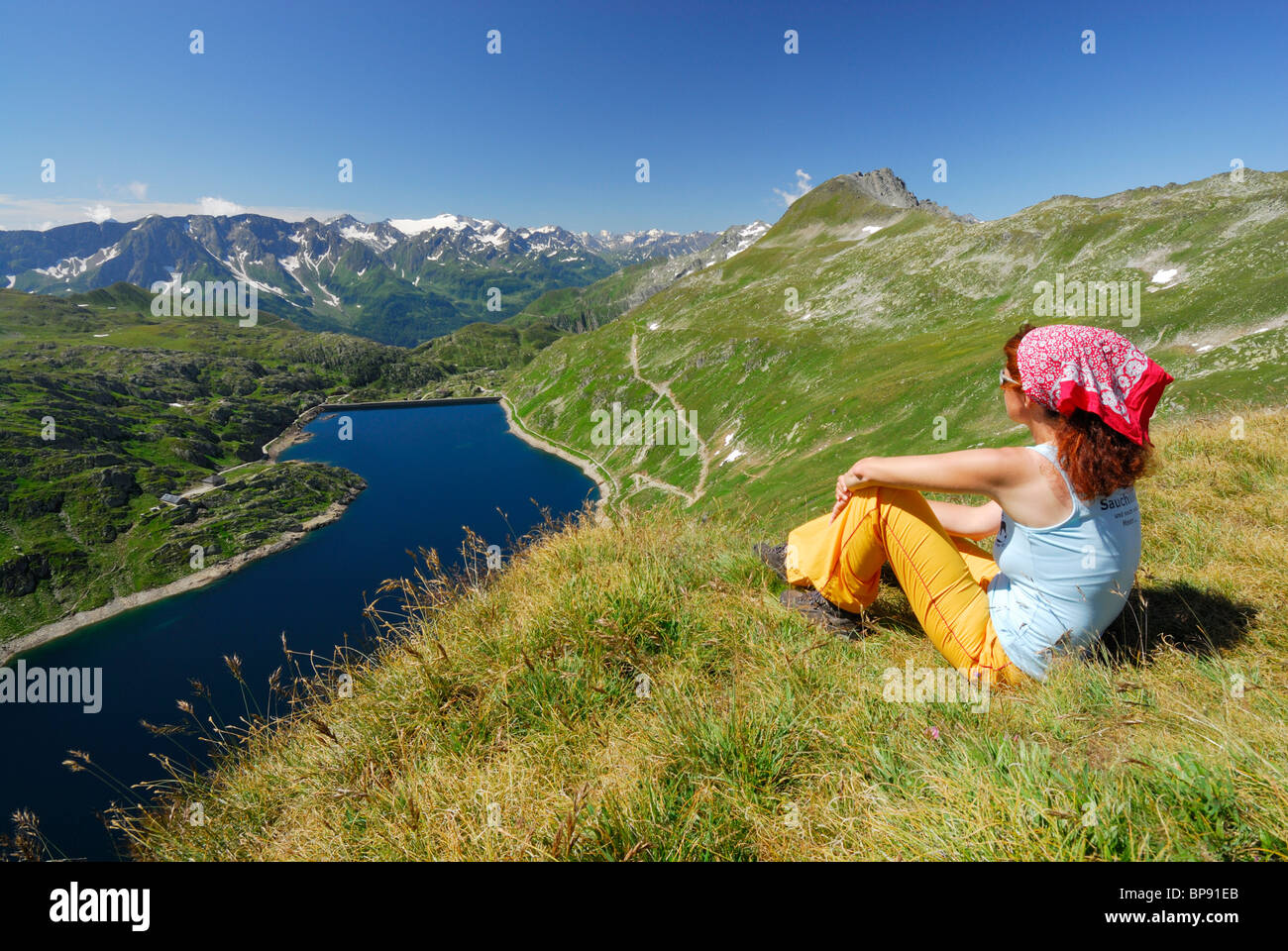 Frau mit Blick auf den Stausee Lago della Sella, Tessiner Alpen, Gotthard Palette, Kanton Tessin, Schweiz Stockfoto