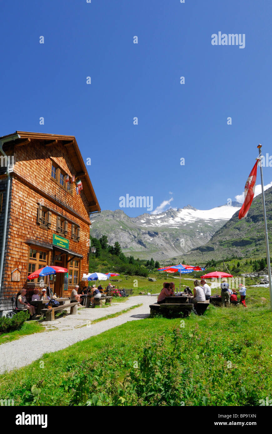 Gäste neben Alpenrose Inn in der Nähe von alpine Hütte Berliner Hütte, Zillertal, Zillertaler Alpen, Tirol, Österreich Stockfoto
