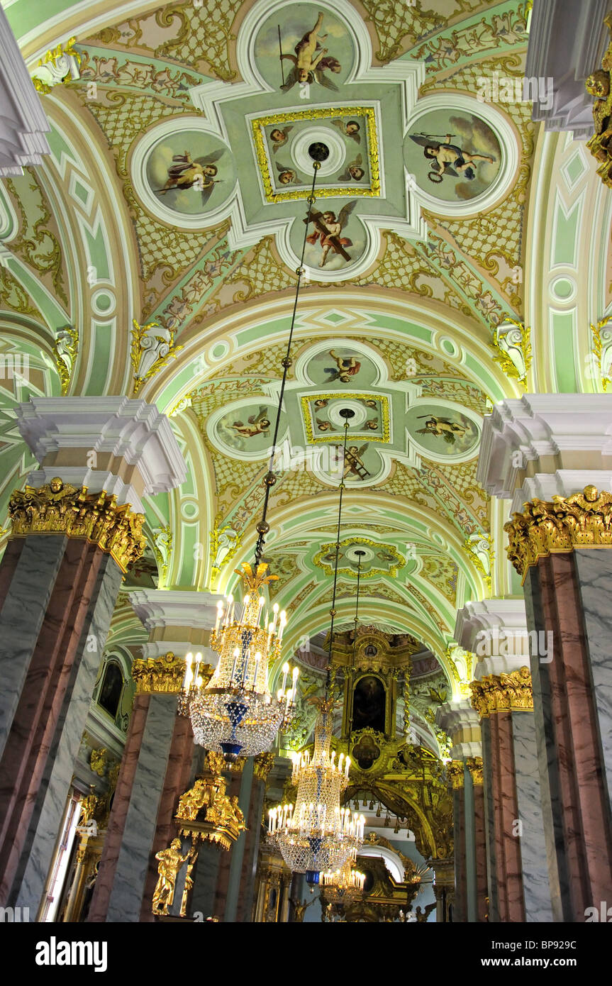 Inneren Mosaiken und Kronleuchtern, die Kathedrale St. Peter und Paul, Zayachy Insel, Sankt Petersburg, Russland Stockfoto