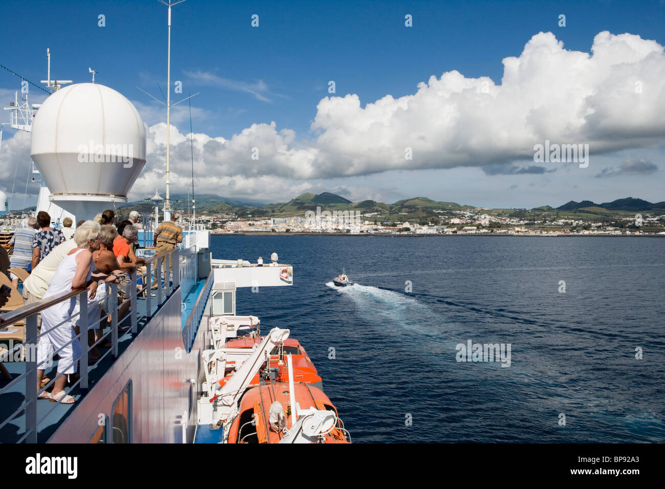 Kreuzfahrtschiff MS Delphin Voyager nähert sich Insel Sao Miguel, Ponta Delgada, Sao Miguel, Azoren, Portugal, Europa Stockfoto