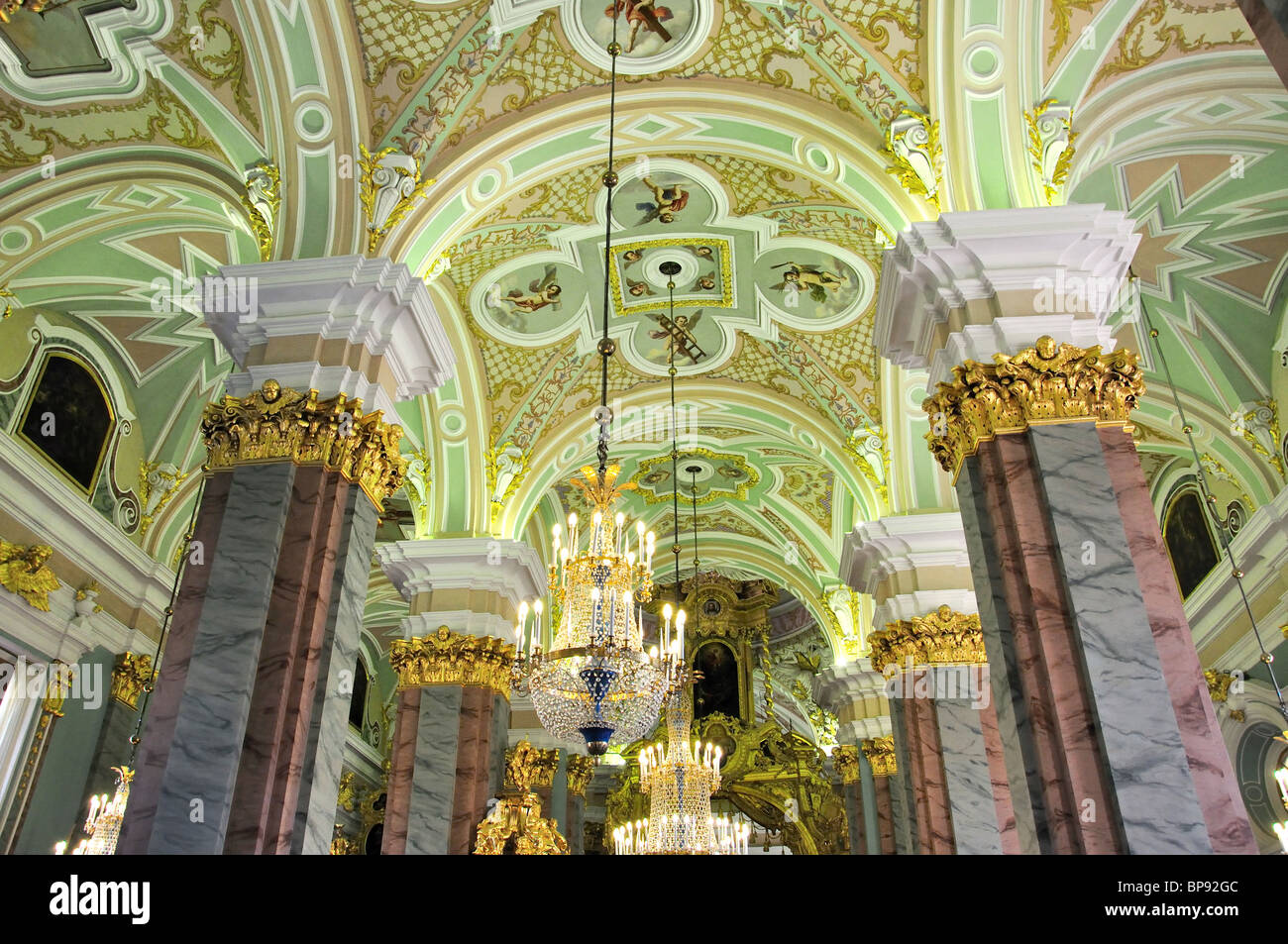 Inneren Mosaiken und Kronleuchtern, die Kathedrale St. Peter und Paul, Zayachy Insel, Sankt Petersburg, Russland Stockfoto
