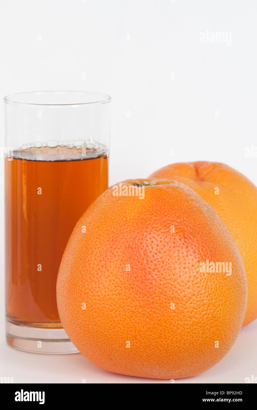 Zwei Grapefruits und ein Glas frischen Orangensaft Stockfoto