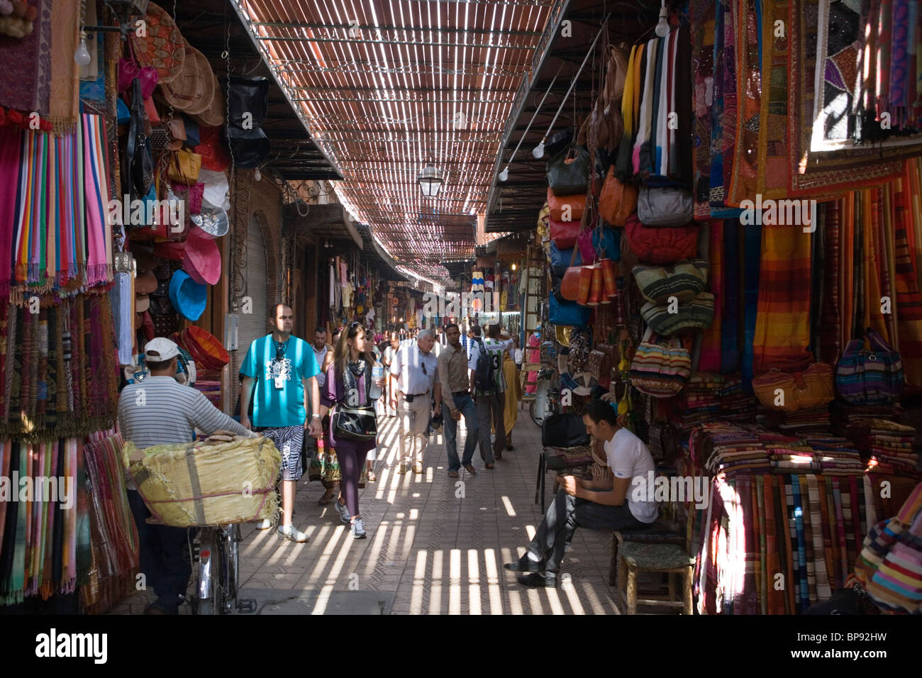 Licht und Schatten in einem Souk Markt, Marrakesch, Marokko, Afrika Stockfoto