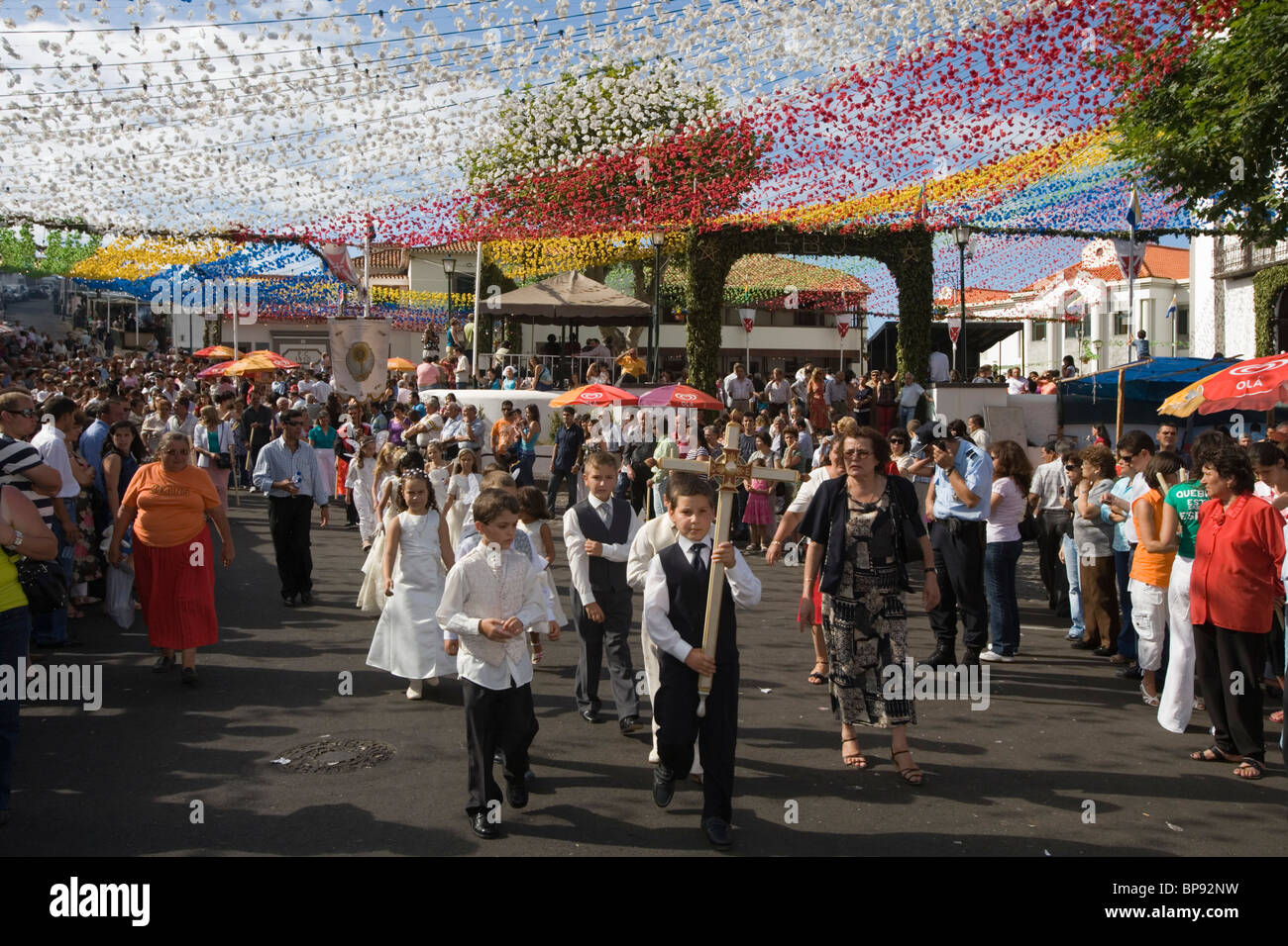 Umzug in ein religiöses Fest zu Ehren eines Schutzheiligen, Ponta Delgada, Madeira, Portugal Stockfoto