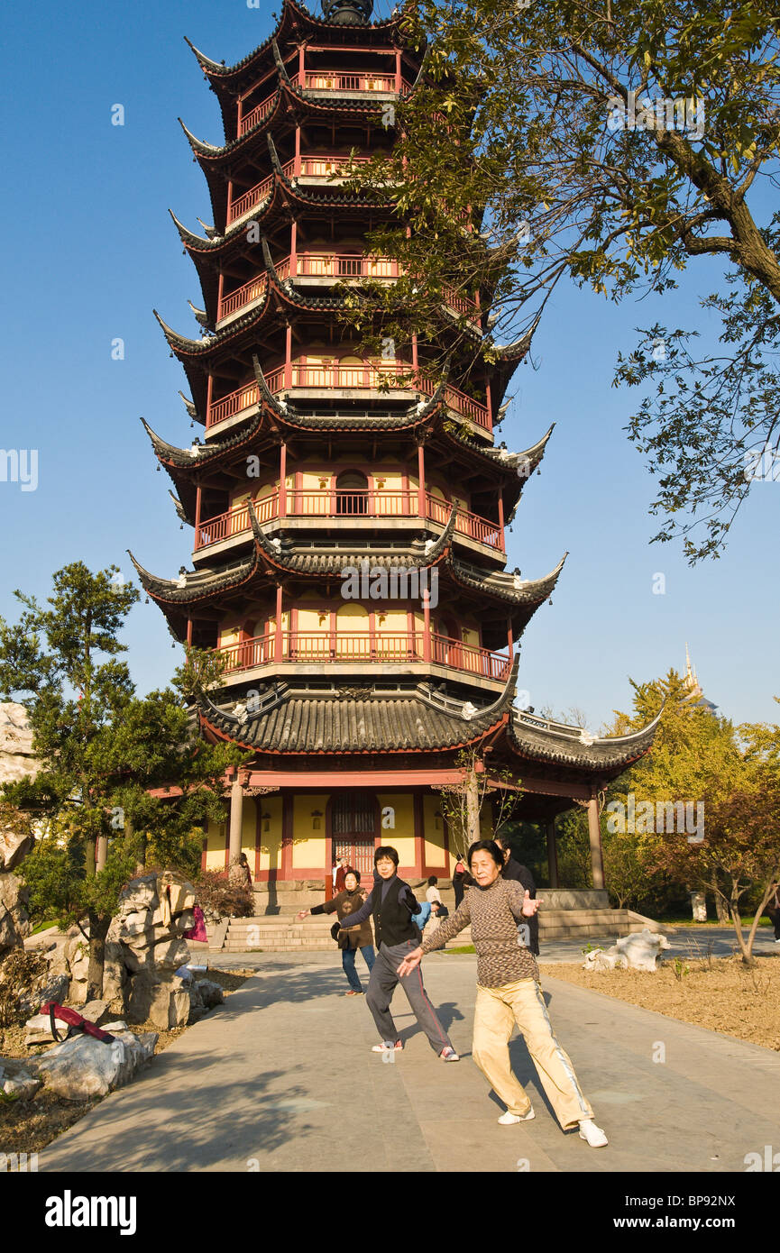 China, Changzhou. Tai Chi in der Red Plum Park-Pagode. Stockfoto