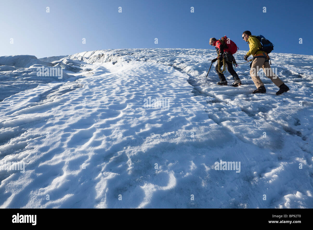 Zwei Bergsteiger aufsteigend über Eisfeld, Clariden, Kanton Uri, Schweiz Stockfoto