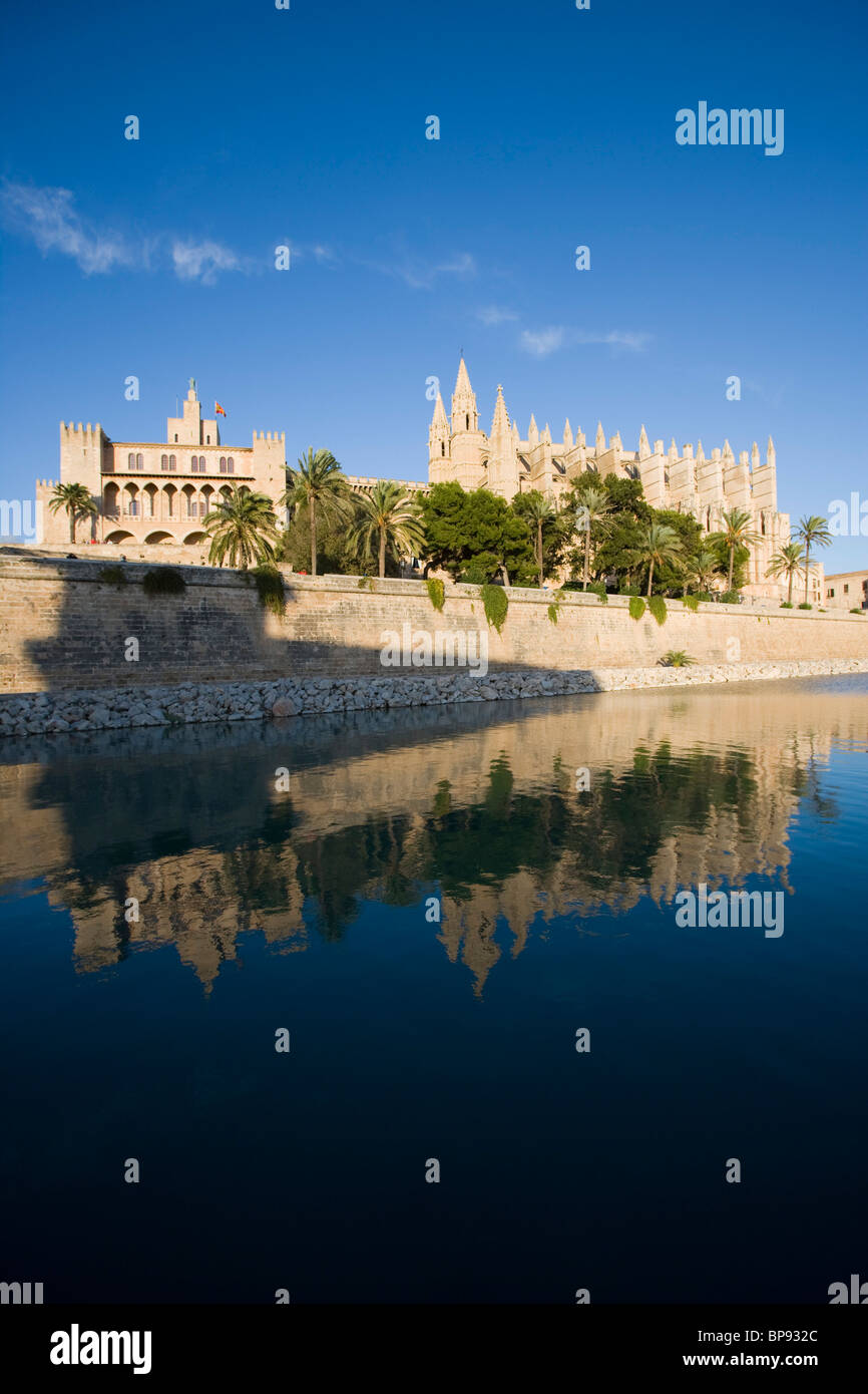 Königlicher Palast von Almudaina und Palma Kathedrale La Seu, Palma, Mallorca, Balearen, Spanien, Europa Stockfoto