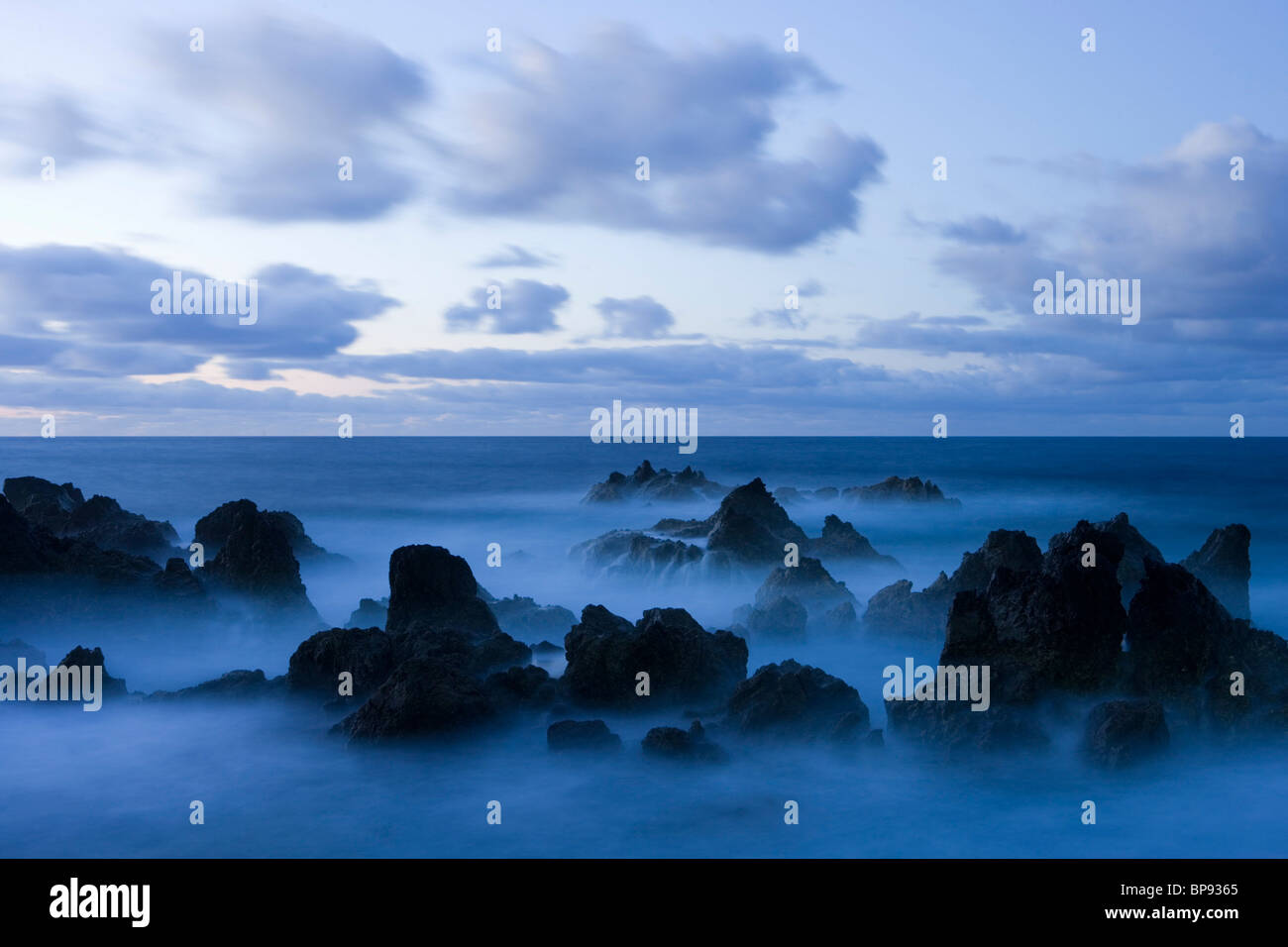 Lavafelsen in der Abenddämmerung umgeben von Meerwasser, Porto Moniz, Madeira, Portugal Stockfoto