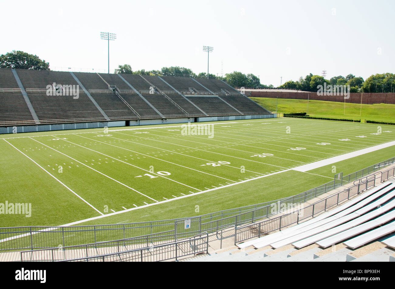 US-amerikanischer American-Football-Stadion mit Blick auf den gesamten Bereich. Stockfoto