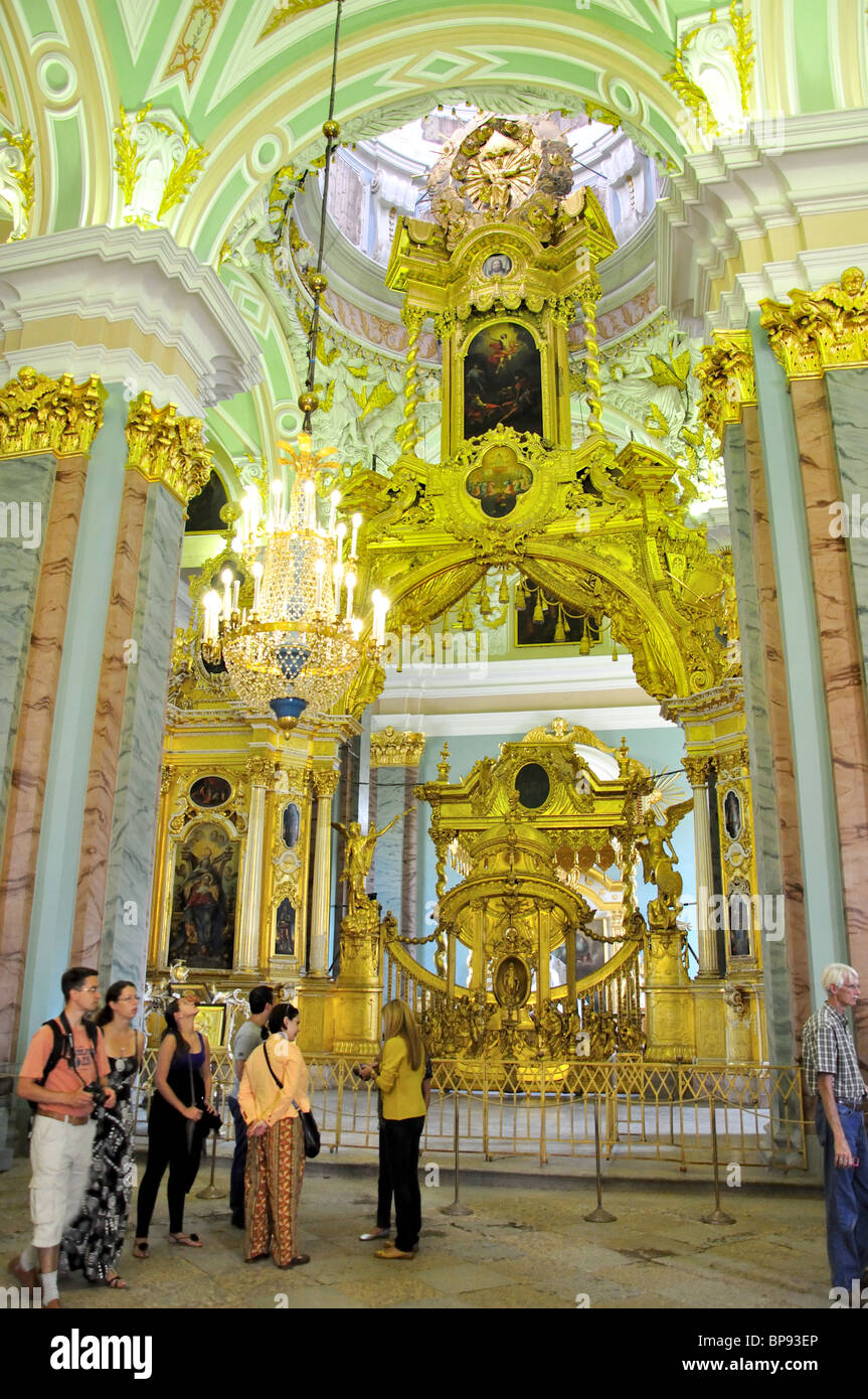 Inneren Mosaiken und Kronleuchtern, die Kathedrale St. Peter und Paul, Zayachy Insel, Sankt Petersburg, Russland Stockfoto