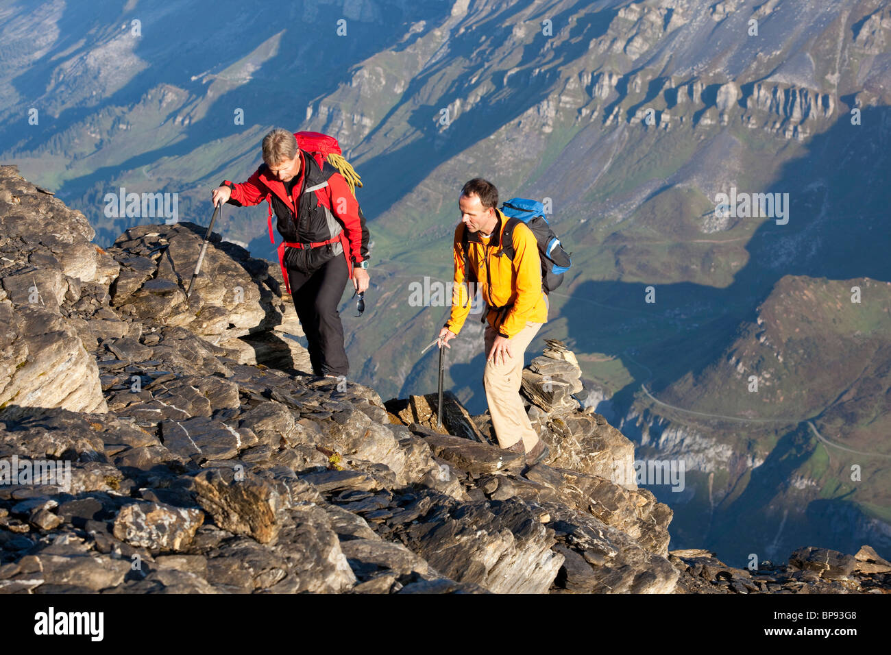 Zwei Bergsteiger aufsteigend, Clariden, Kanton Uri, Schweiz Stockfoto