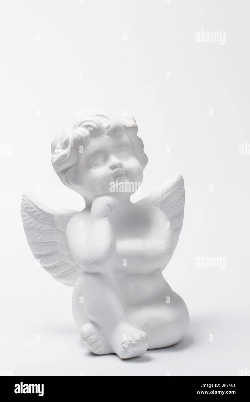 weiße Weihnachten Engel Figur auf weichen grauen Hintergrund Stockfoto