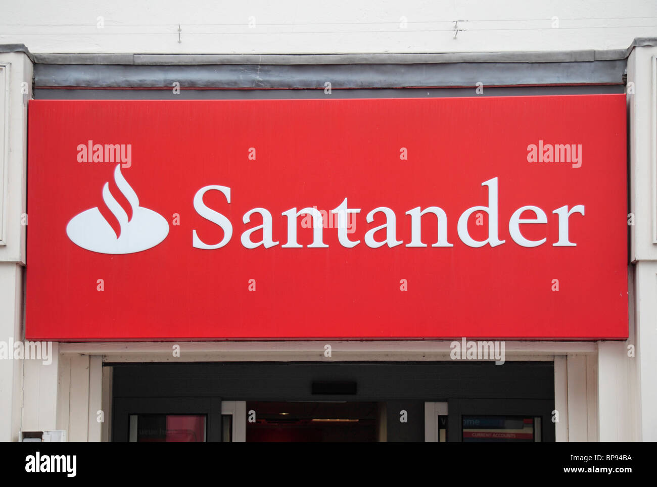 Das Logo der Santander über einer ehemaligen Abtei-Niederlassung in Leicester, UK.  Abbey ist jetzt im Besitz von Banco Santander aus Spanien. Stockfoto