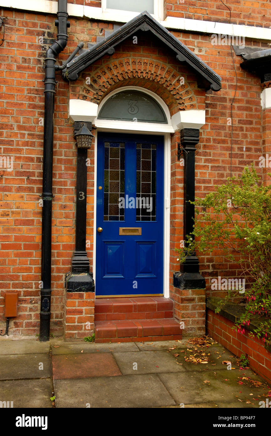Traditionelles Britisches Edwardianisches Backstein Terrace House Cottage Vordertür Gemalt Navy Blue Mit Fanlight Heckfenster Stockfoto
