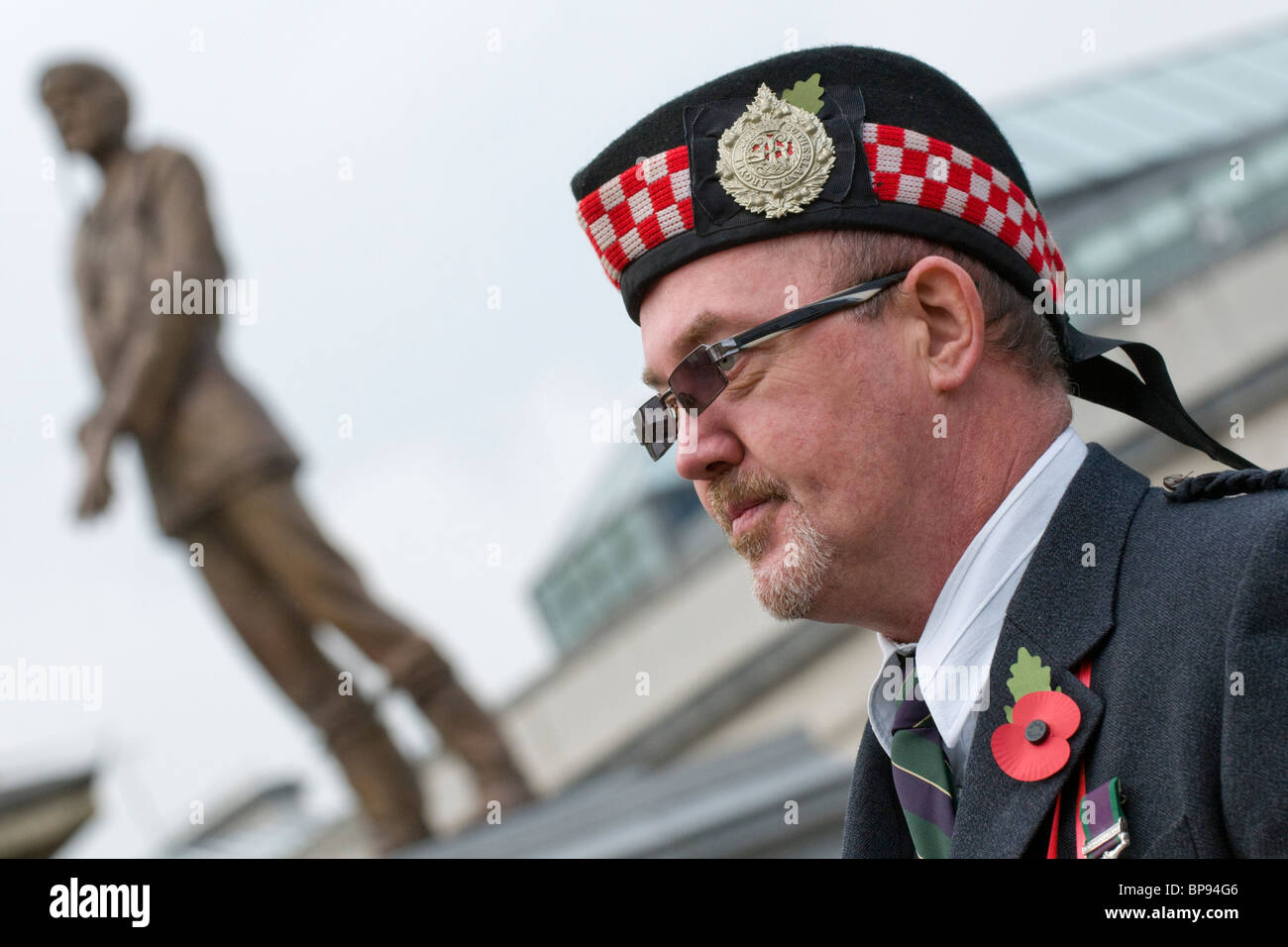 Tag des Gedenkens. Menschen versammeln sich auf dem Trafalgar Square für die zwei Minuten Stille und Mohn Blütenblätter in den Brunnen zu platzieren. Stockfoto