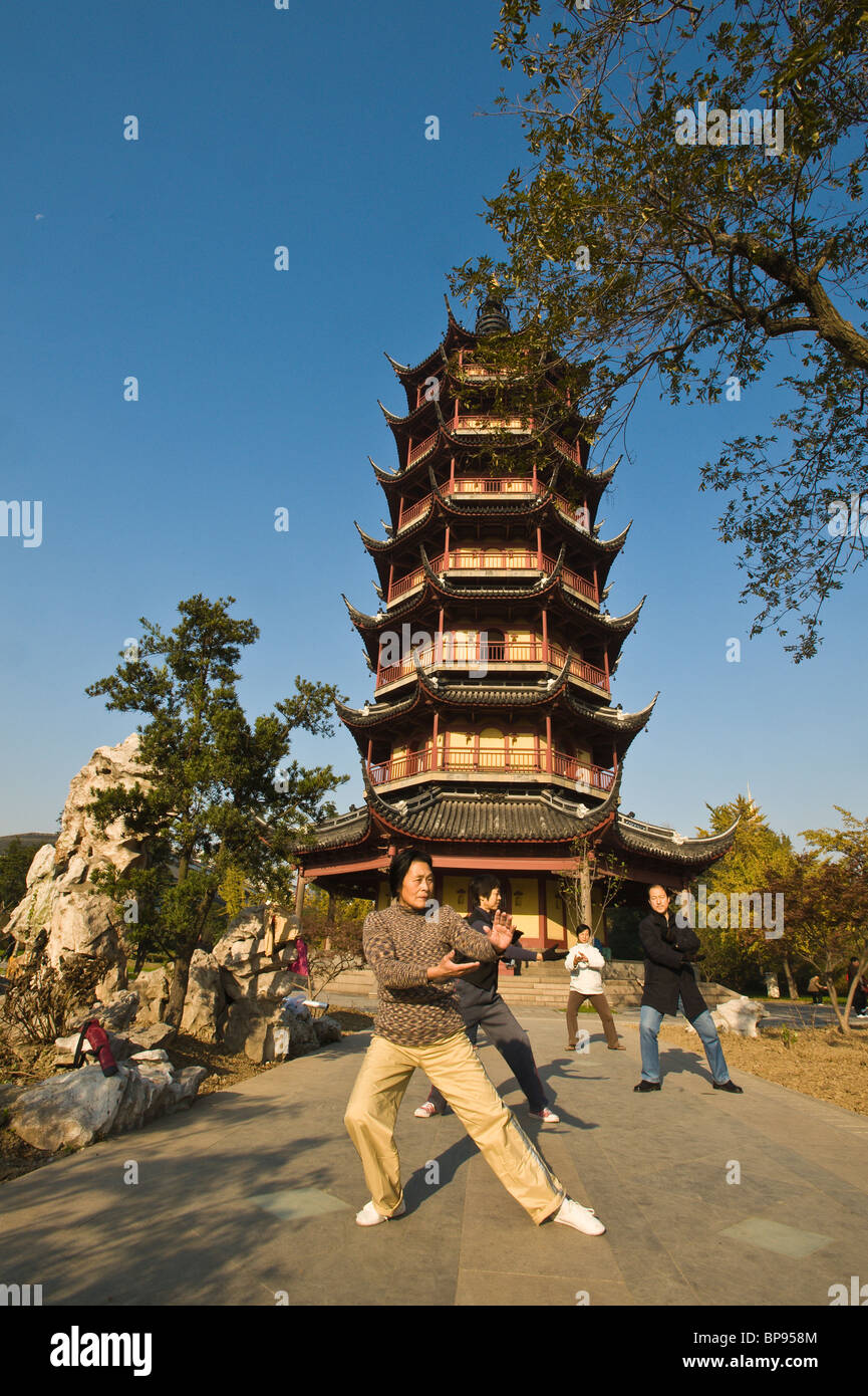 China, Changzhou. Tai Chi in der Red Plum Park-Pagode. Stockfoto