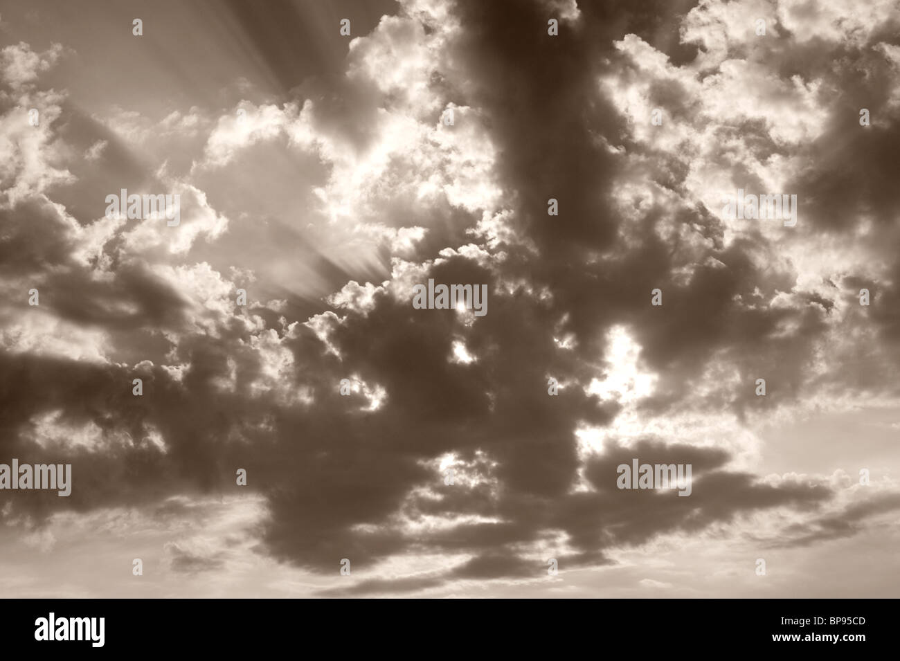 Strahlen/Sonnenstrahlen und Wolken Stockfoto