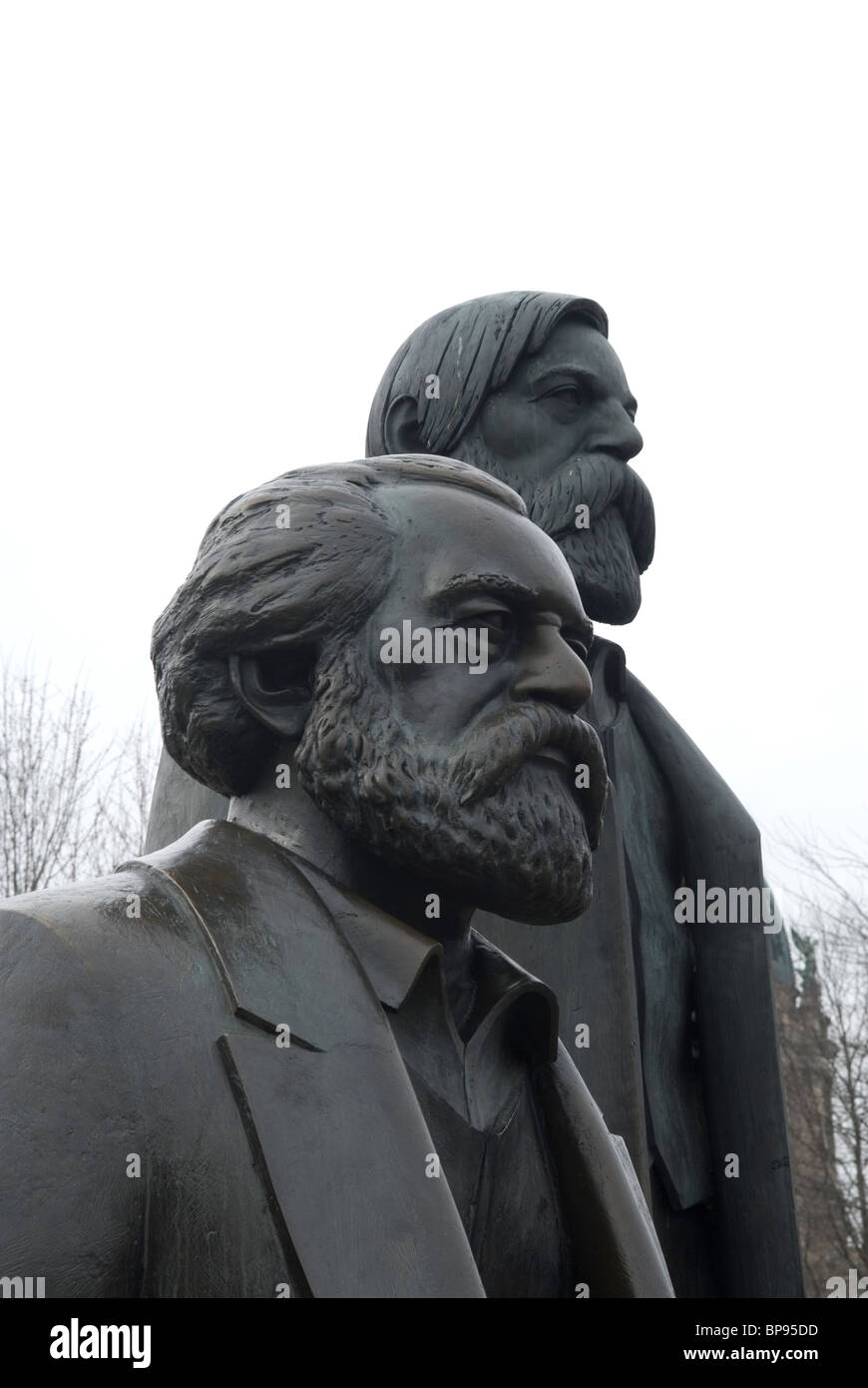 Statuen von Karl Marx und Friedrich Engels in Marx-Engels-Forum Parken Berlin Deutschland Stockfoto