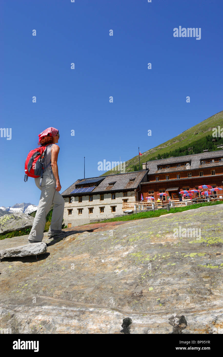 Weibliche Wanderer in der Nähe von Hütte, Berliner Hütte, Zillertaler Alpen, Zillertal, Tirol, Österreich Stockfoto