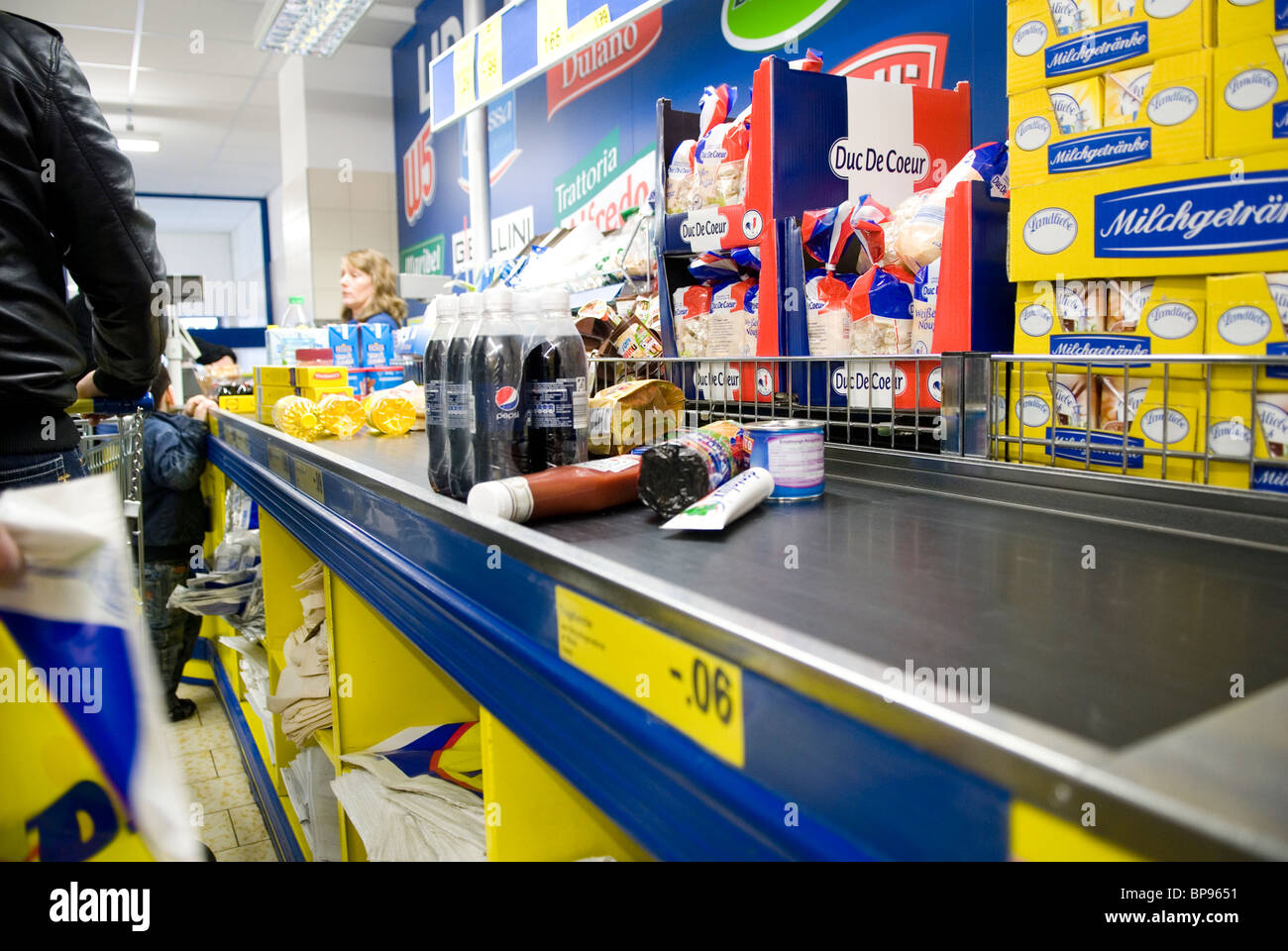 Kunden an der Kasse bei Aldi Supermarkt Berlin Deutschland Stockfoto