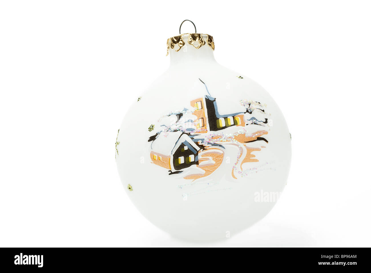 Stumpf Weihnachtskugel mit Dorf landschaftliche Malerei auf weißem Hintergrund Stockfoto