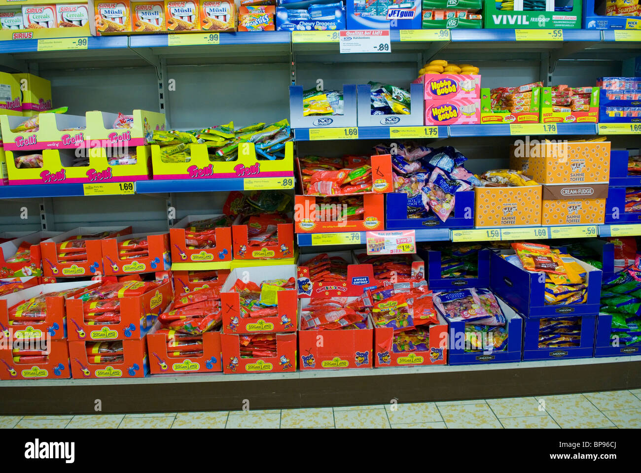 Süßigkeiten und Schokolade auf Regalen in Aldi Supermarkt Berlin Deutschland Stockfoto
