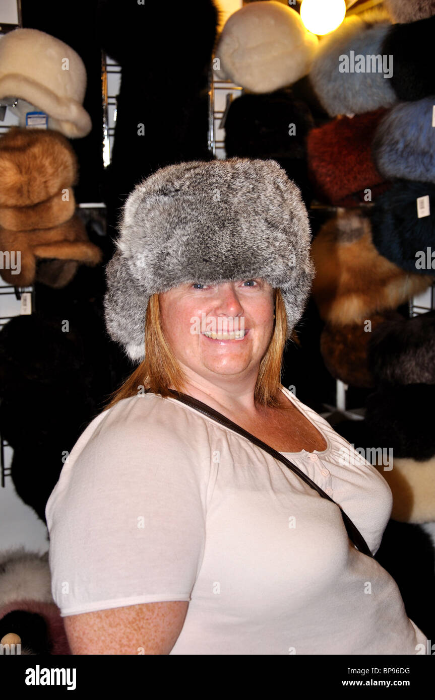 Frau Touristen tragen russische Pelzmütze, Sankt Petersburg, nordwestlichen Region, Russland Stockfoto
