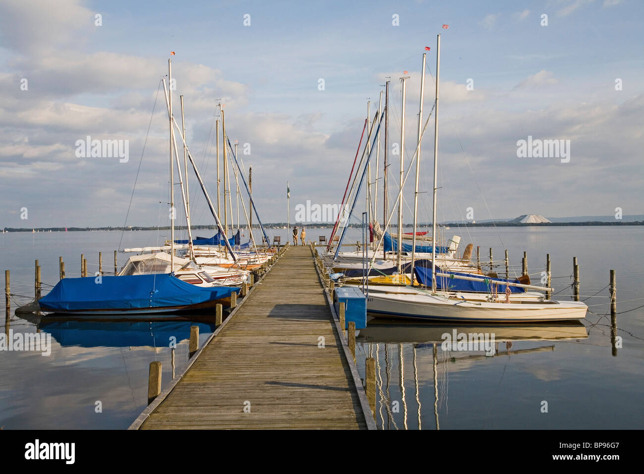 Yachten festgemacht, See Steinhuder Reflexionen, Niedersachsen, Deutschland Stockfoto