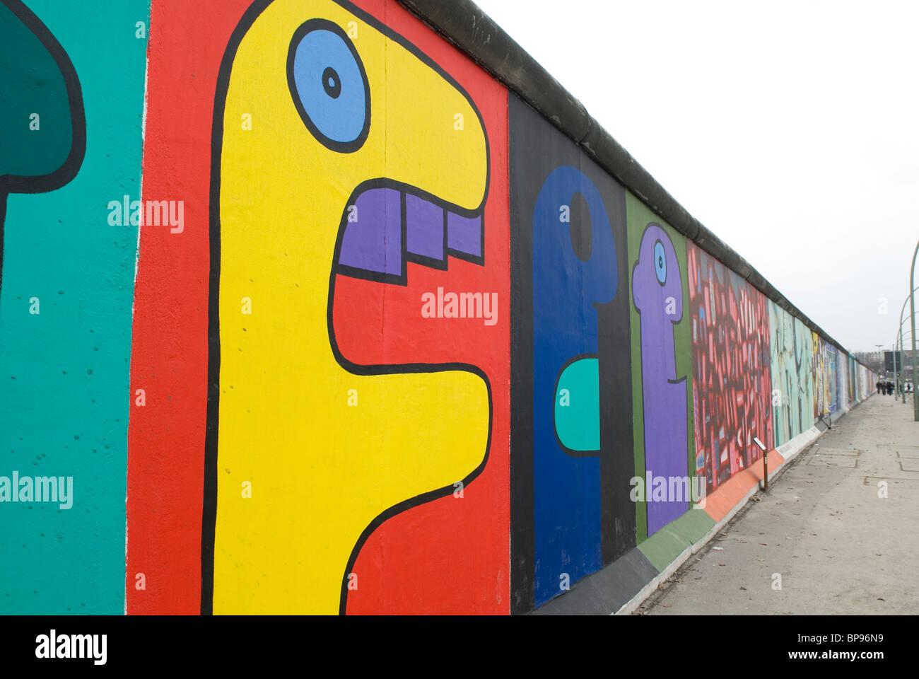 Gemälde an der Berliner Mauer an der East Side Gallery Berlin City Deutschland Stockfoto