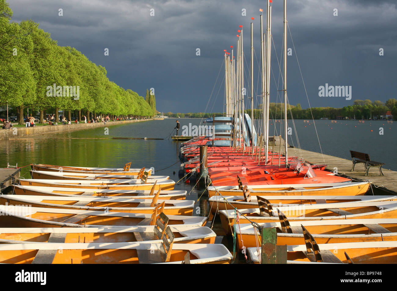 Machsee See in Hannover, Segelboote, Ruderboote, schwarzen Himmel kommenden Sturm, bunt, Niedersachsen, Norddeutschland Stockfoto