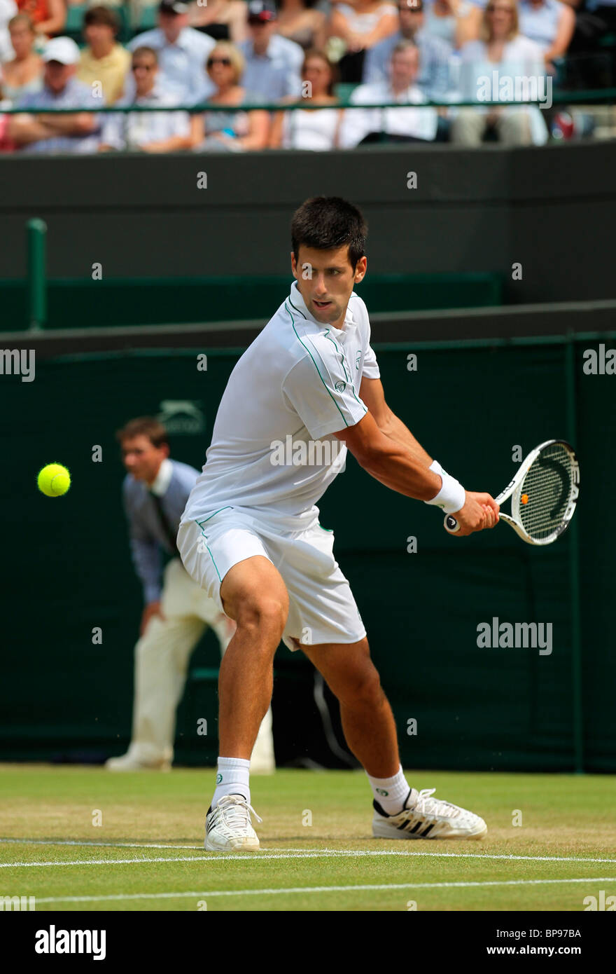 Novak Djokovic Serbien in Aktion bei den Wimbledon Championships 2010 Stockfoto