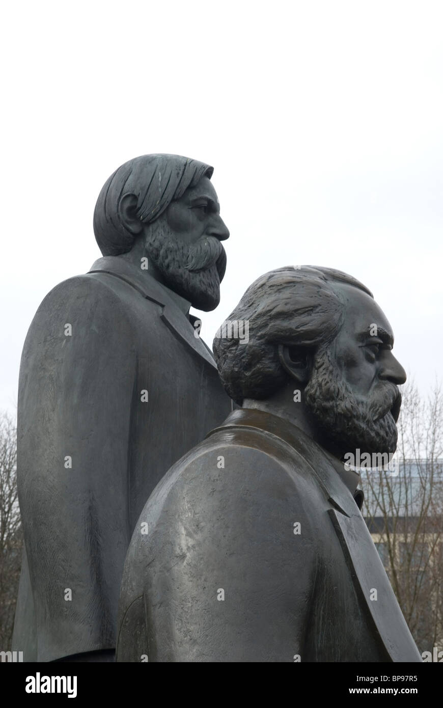 Statuen von Karl Marx und Friedrich Engels in Marx-Engels-Forum Parken Berlin Deutschland Stockfoto