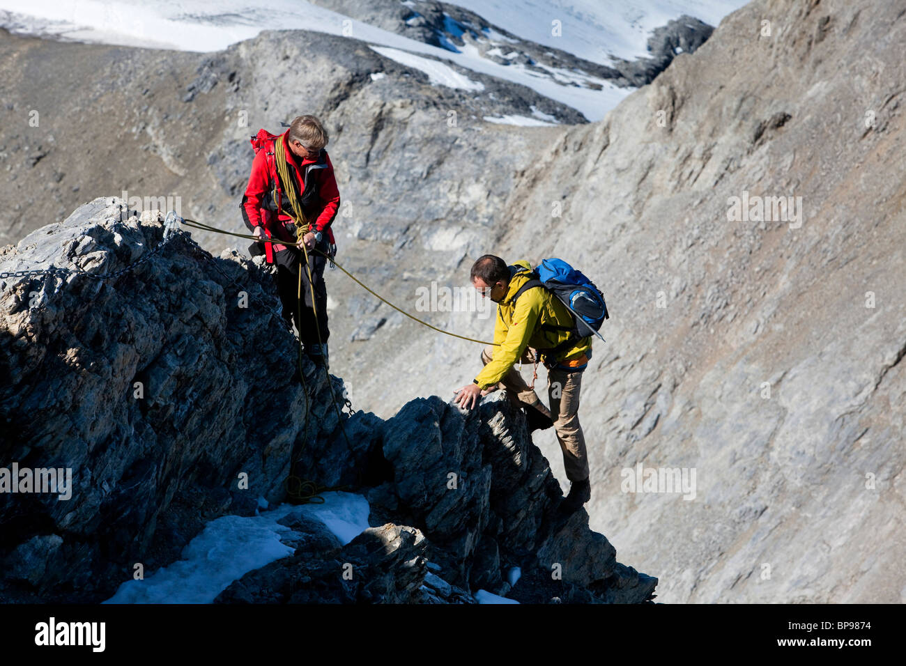 Zwei Bergsteiger aufsteigend, Clariden, Kanton Uri, Schweiz Stockfoto