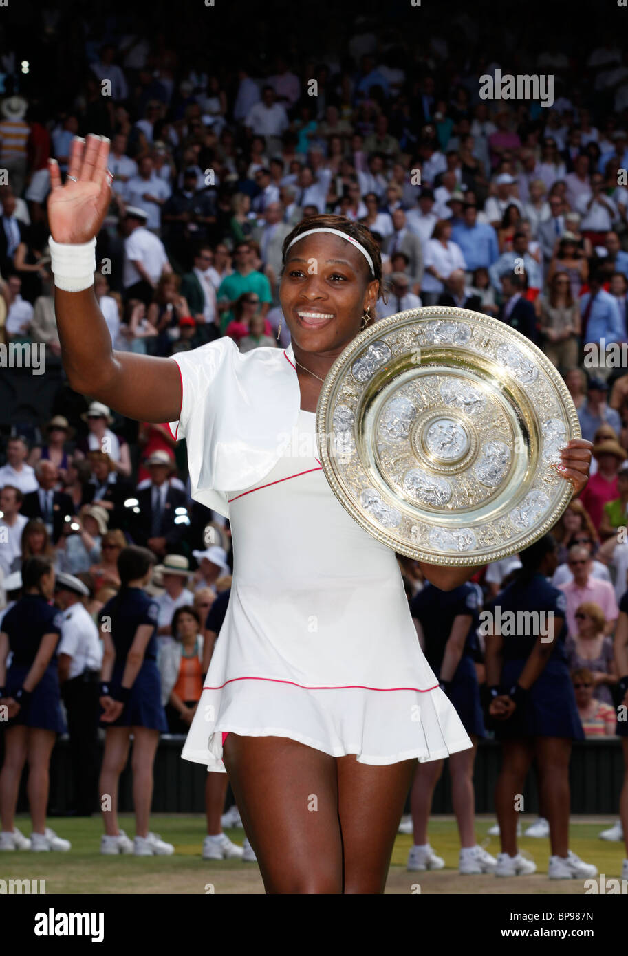 2010 Wimbledon Damen endgültigen Gewinner Serena Williams(USA) hält die Trophäe, Stockfoto