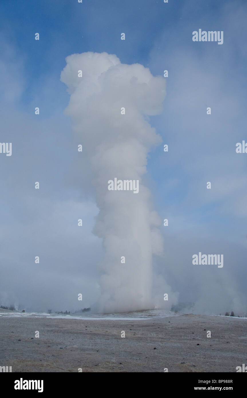 USA, Wyoming. Yellowstone National Park, Old Faithful Geysir. Am frühen Morgen Ausbruch im Winter. Stockfoto