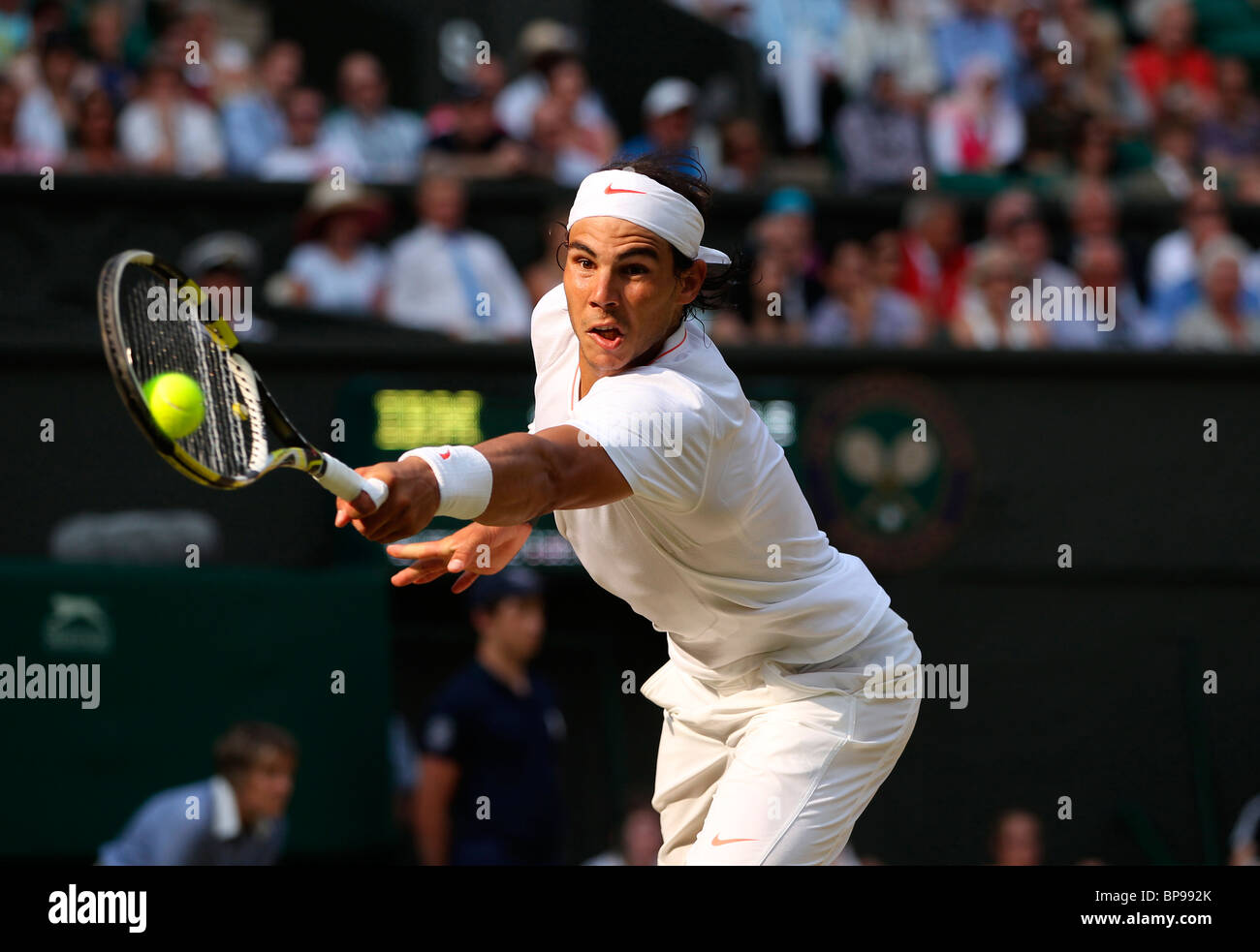 Rafael Nadal aus Spanien in Aktion bei den Wimbledon Championships 2010 Stockfoto