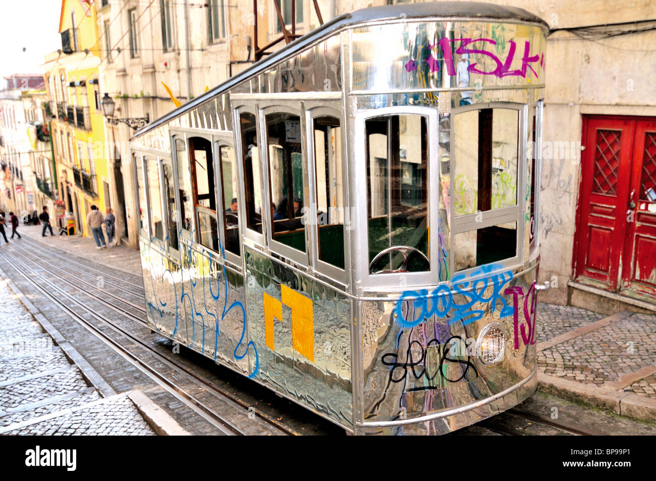 Portugal, Lissabon: Historische Standseilbahn "Elevador da Bica" im modernen Chrom-design Stockfoto