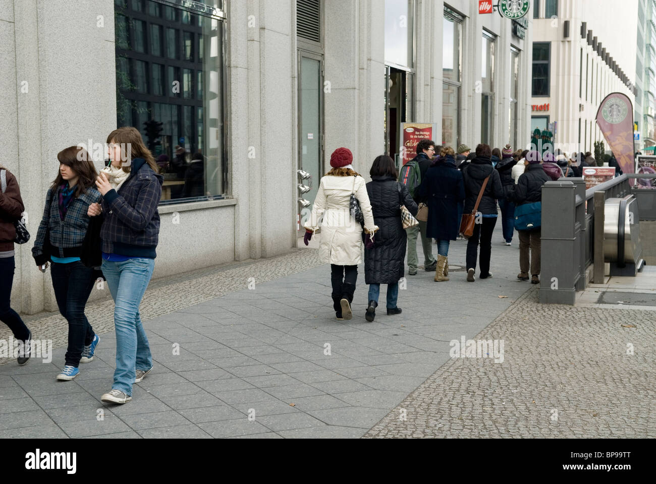 Menschen zu Fuß auf dem Bürgersteig in Berlin City Deutschland Stockfoto